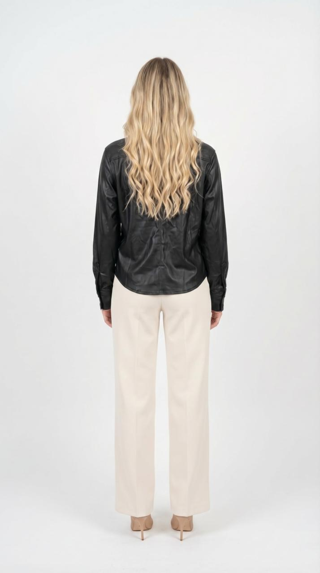 חולצה מכופתרת דמוי עור יוקרתית בצבע שחור עם שרוולים במראה מכווץ