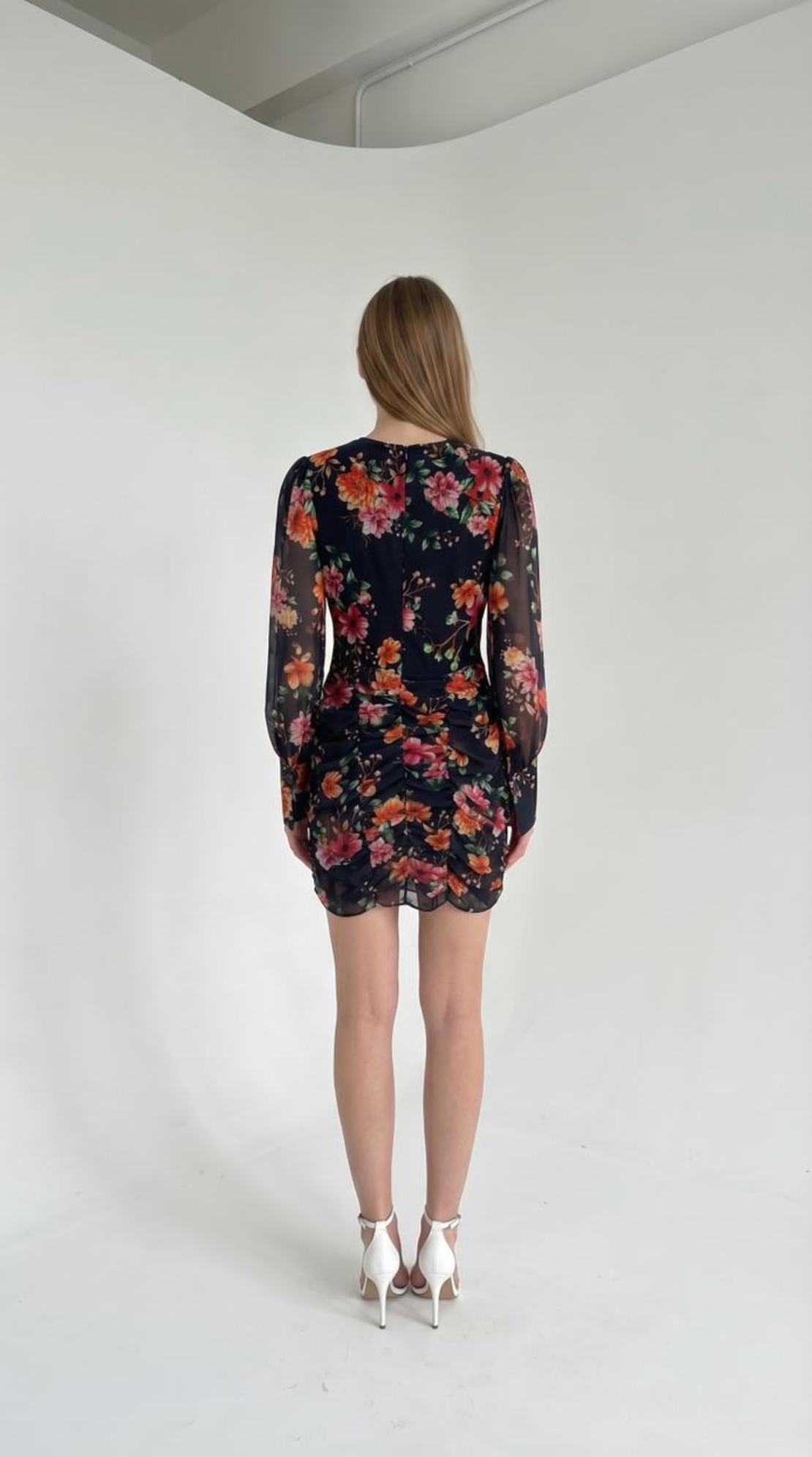 שמלת קוקטייל קצרה עם דפס פרחוני צבעוני וגזרת כיווצים מחמיאה - שרוולים ארוכים