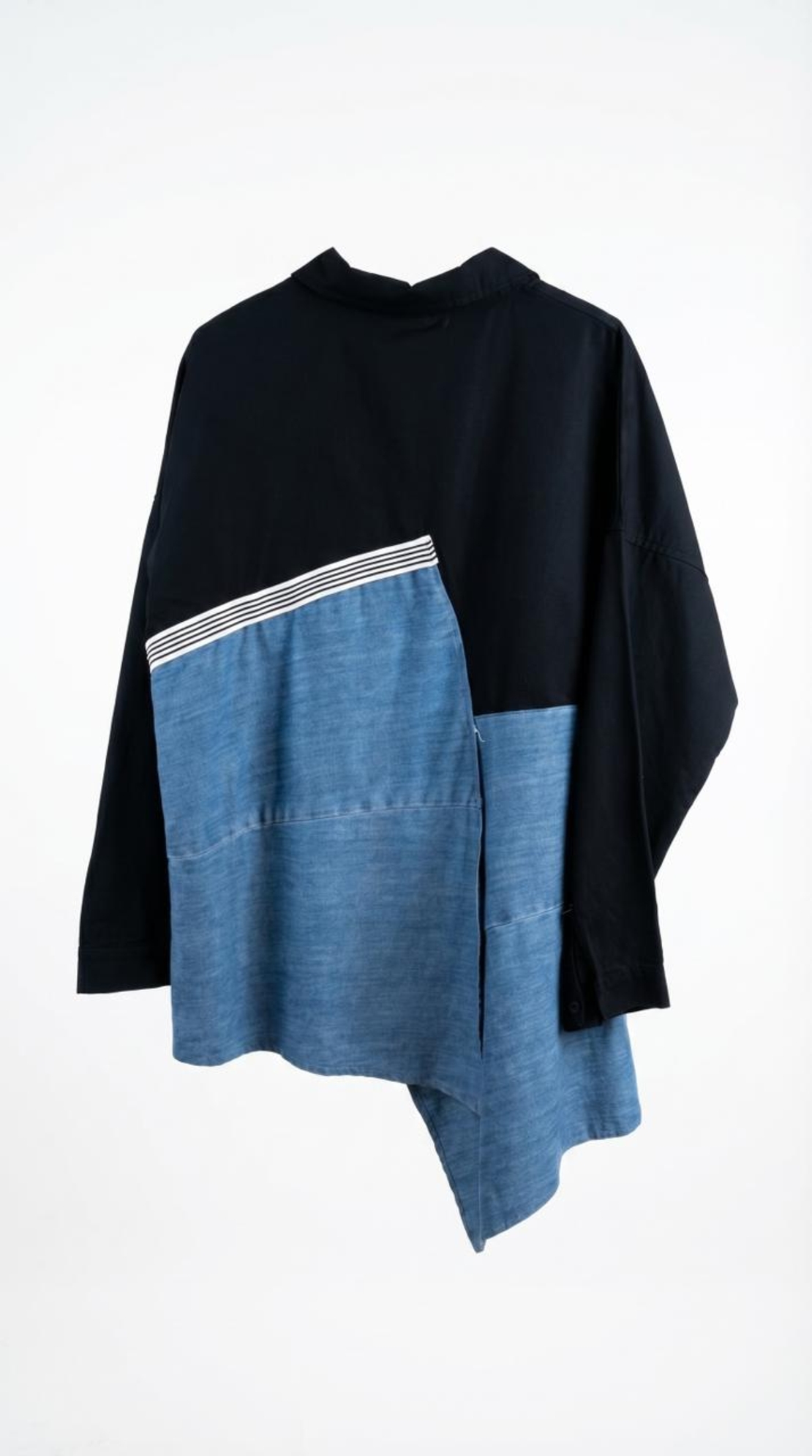 חולצת אוברסייז מעוצבת בשילוב בד שחור ודנים (ג'ינס) עם מכפלת א-סימטרית