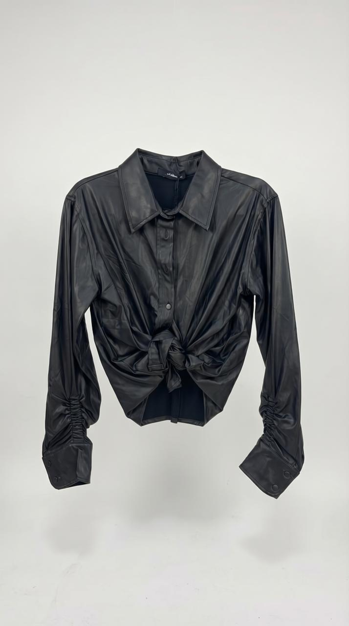 חולצה מכופתרת דמוי עור יוקרתית בצבע שחור עם שרוולים במראה מכווץ