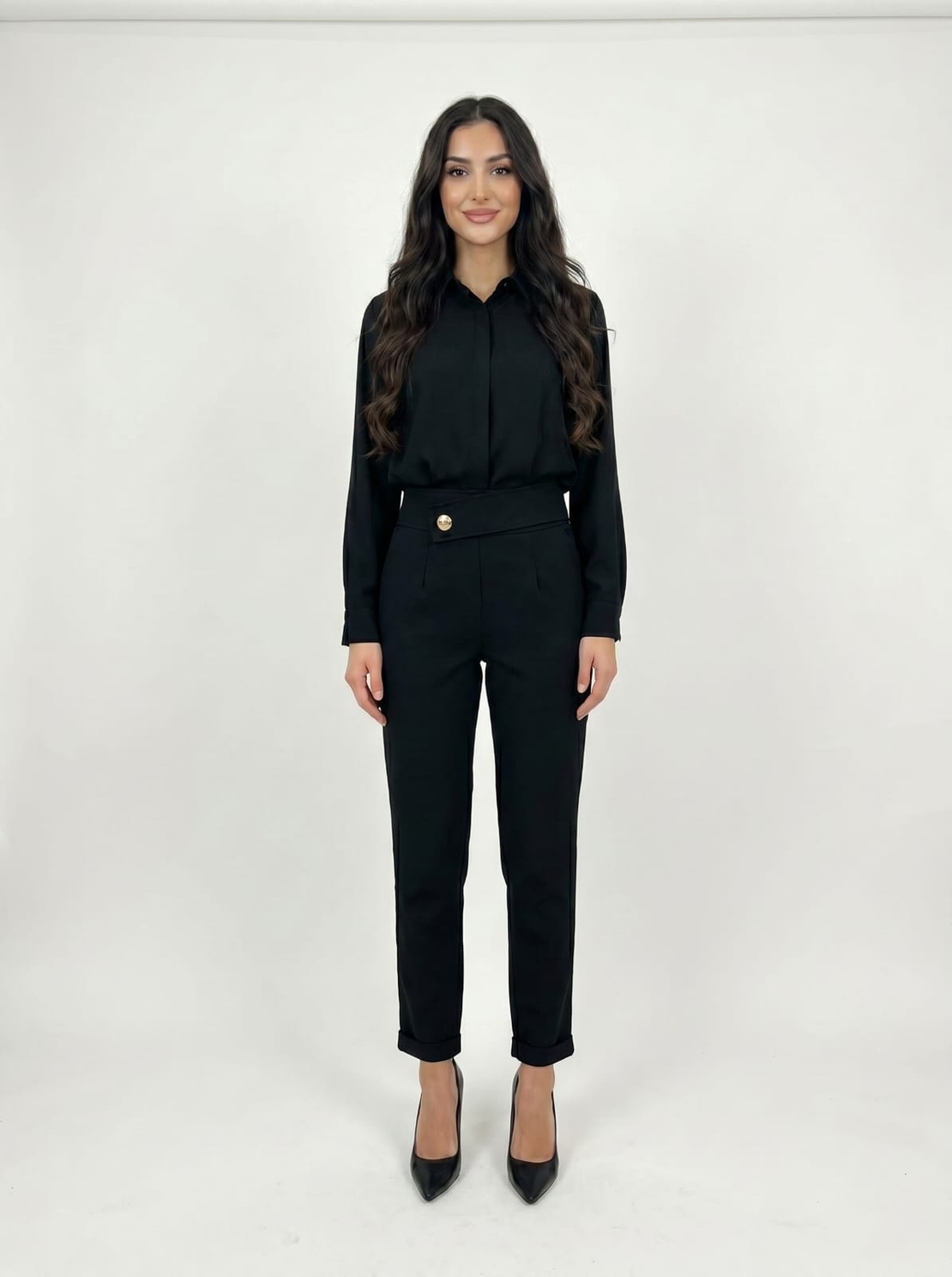 מכנסי אלגנט שחורים בגזרה ישרה עם כפתור זהב בולט – דגם קלאסי מבית ANTIGO