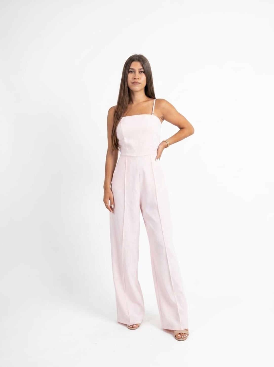 אוברול ערב יוקרתי בצבע ורוד בהיר – מראה נקי ואלגנטי