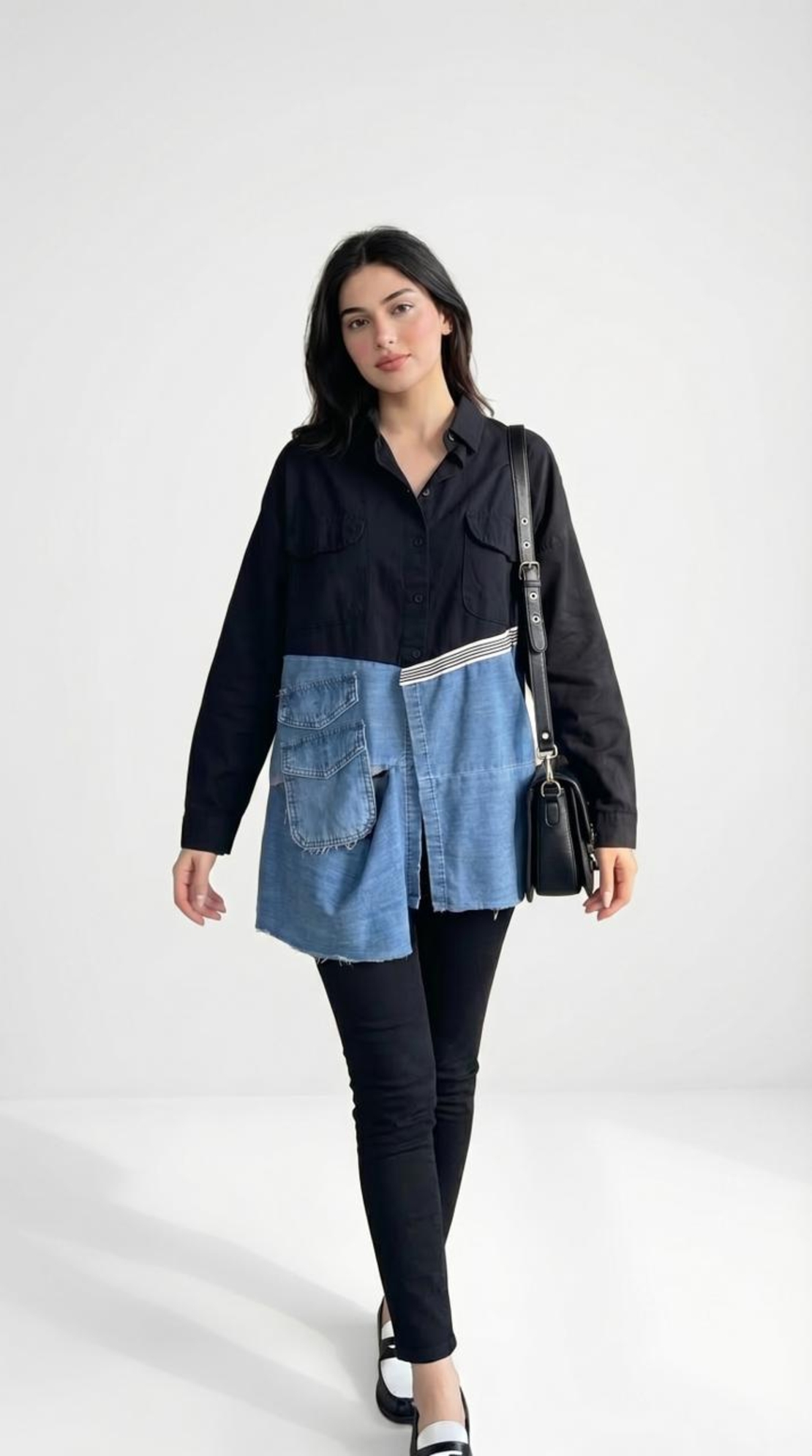 חולצת אוברסייז מעוצבת בשילוב בד שחור ודנים (ג'ינס) עם מכפלת א-סימטרית