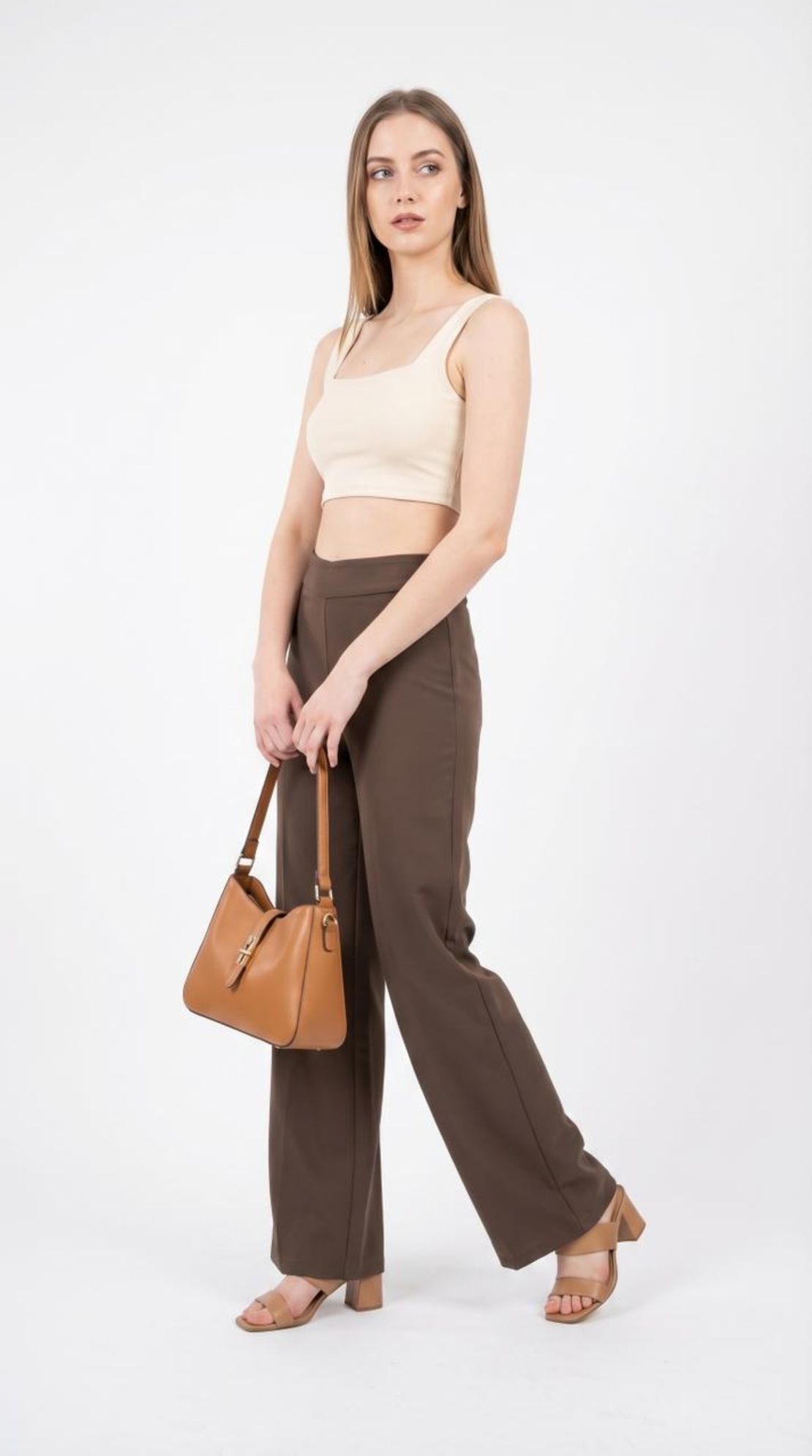 מכנסיים מחויטים בצבע חום שוקולד עמוק - גזרה ישרה וארוכה - מותן גבוהה עם קפל מרכזי אלגנטי