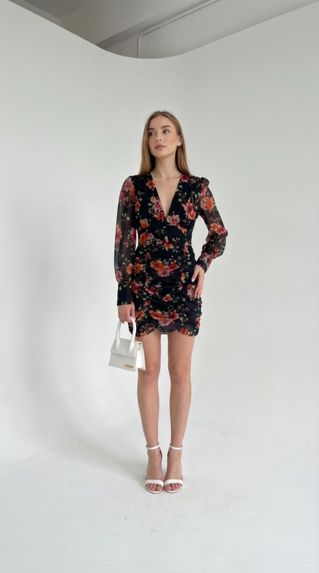 שמלת קוקטייל קצרה עם דפס פרחוני צבעוני וגזרת כיווצים מחמיאה - שרוולים ארוכים