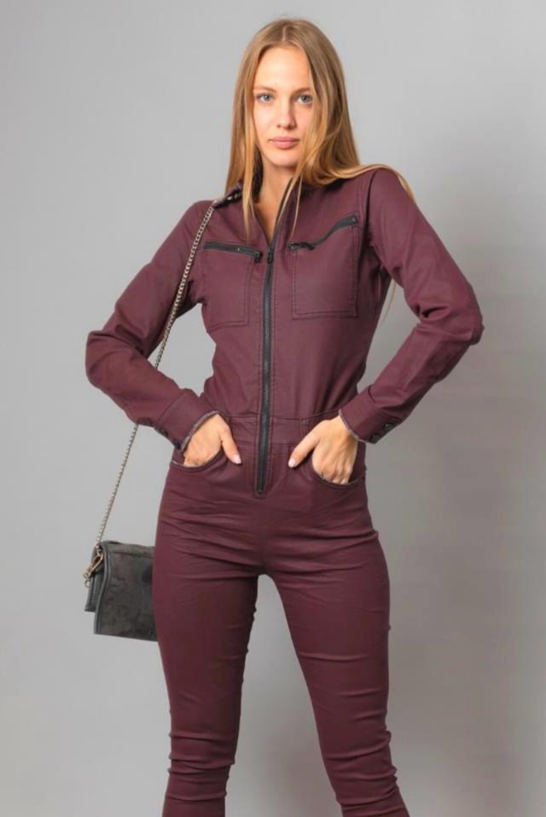 אוברזול (Jumpsuit) מעוצב בגוון בורדו עמוק