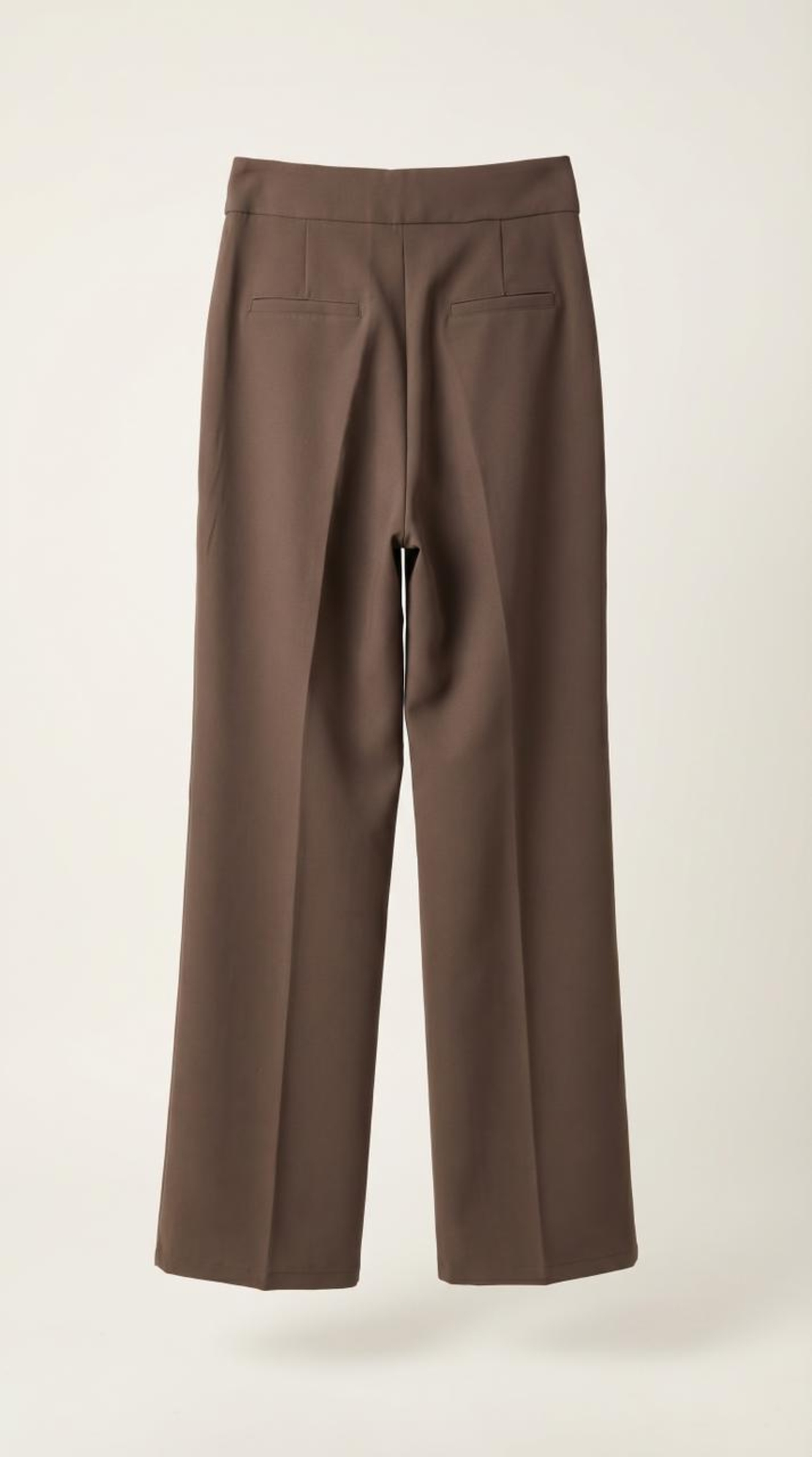 מכנסיים מחויטים בצבע חום שוקולד עמוק - גזרה ישרה וארוכה - מותן גבוהה עם קפל מרכזי אלגנטי