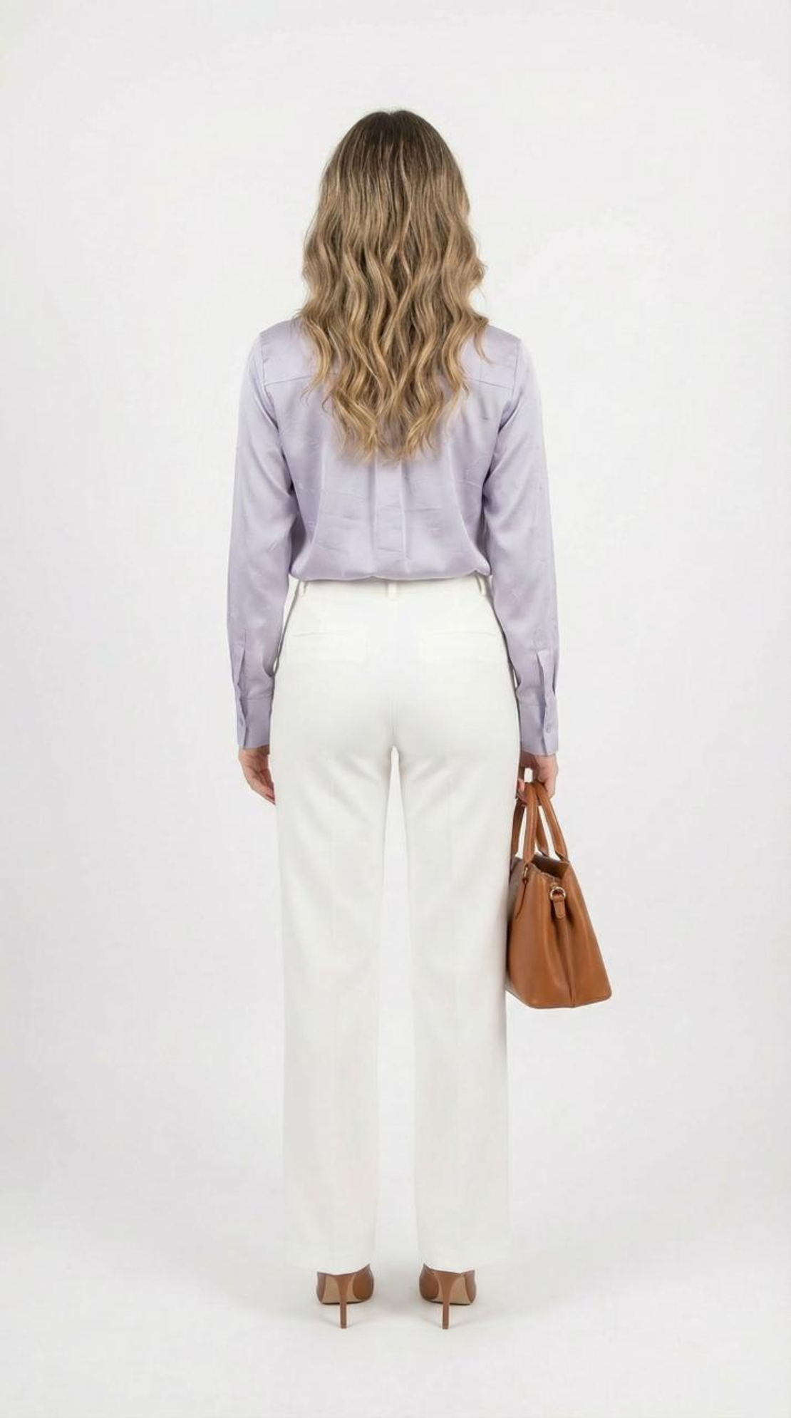 חולצת סאטן יוקרתית בגוון לבנדר עם עיטורי צווארון ומכנסיים מחויטים לבנים