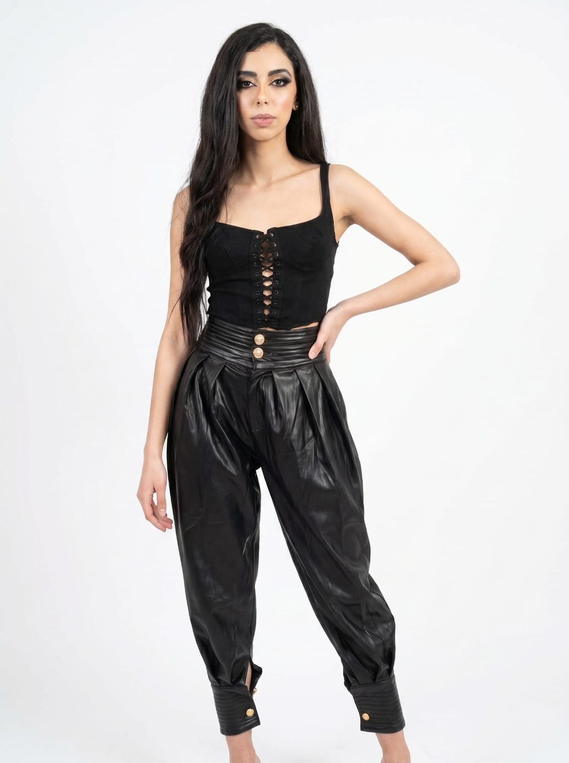 מכנסי דמוי עור בגזרה גבוהה עם סגירת כפתורי זהב ודיטיילס בקרסול