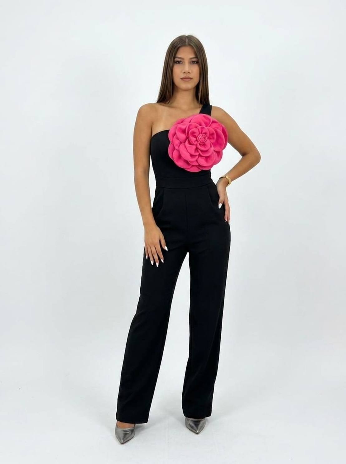 אוברול ערב יוקרתי אסימטרי עם פרח תלת-ממדי בולט – אלגנטיות מנצחת