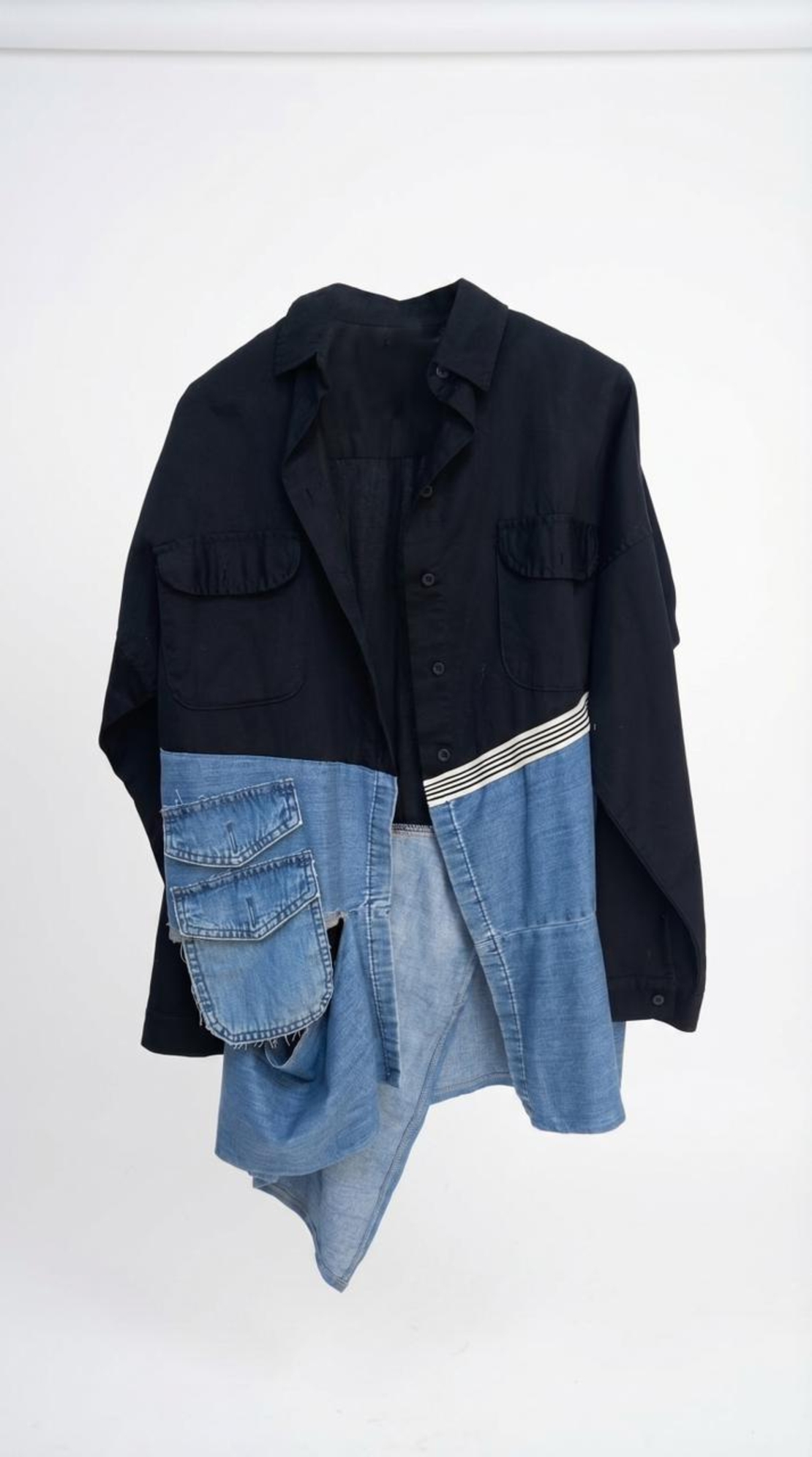 חולצת אוברסייז מעוצבת בשילוב בד שחור ודנים (ג'ינס) עם מכפלת א-סימטרית