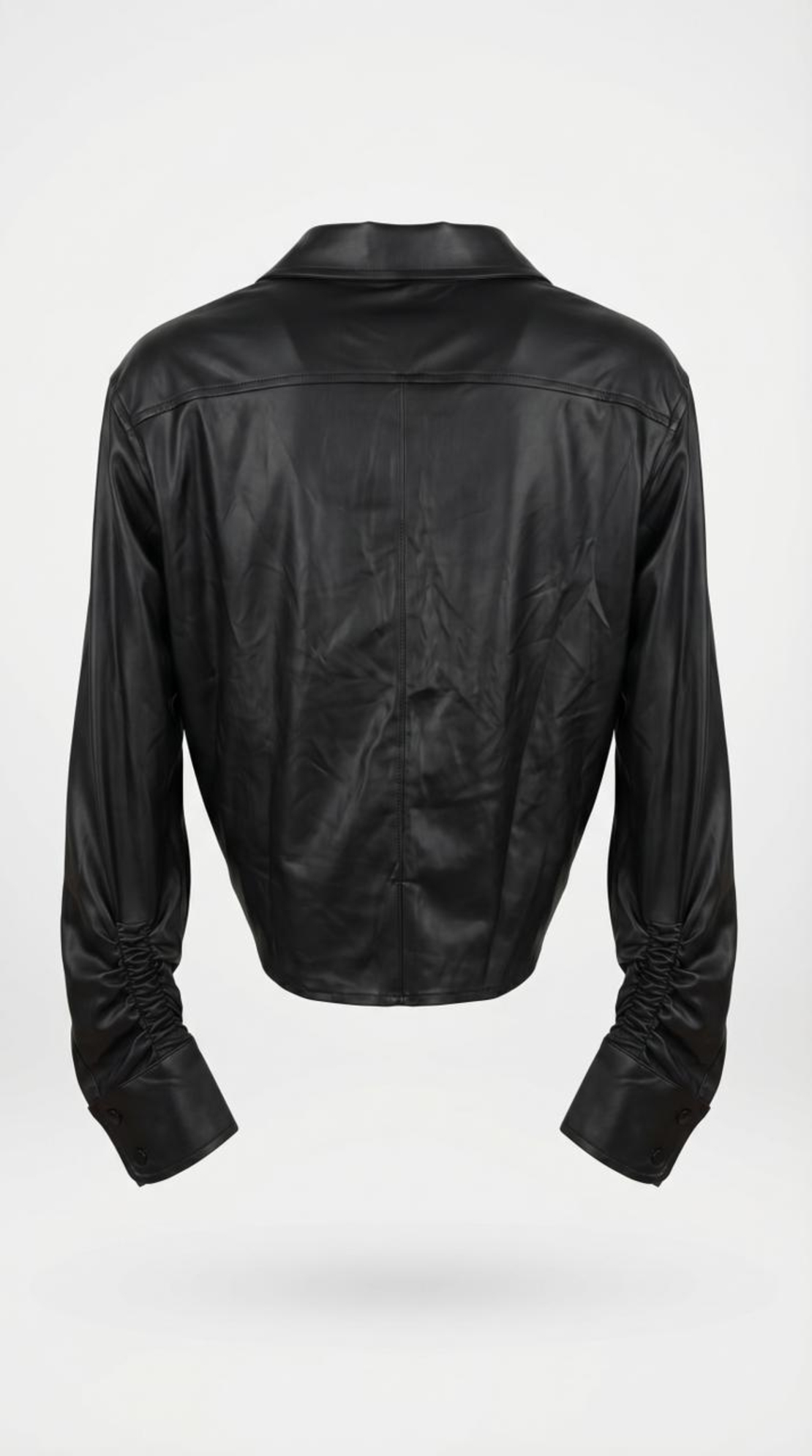 חולצה מכופתרת דמוי עור יוקרתית בצבע שחור עם שרוולים במראה מכווץ