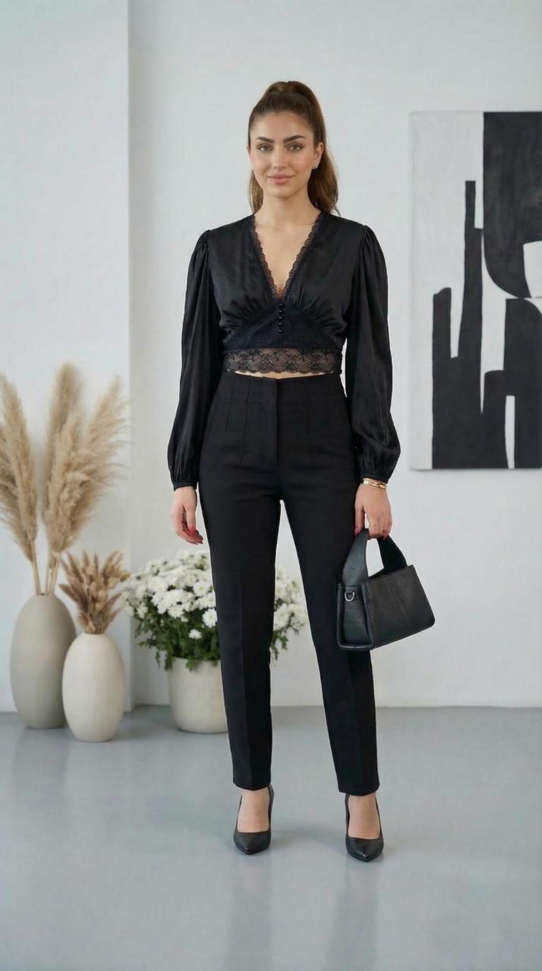 אלגנטיות שחורה: השילוב המושלם בין תחרה לסאטן למראה ערב בלתי נשכח