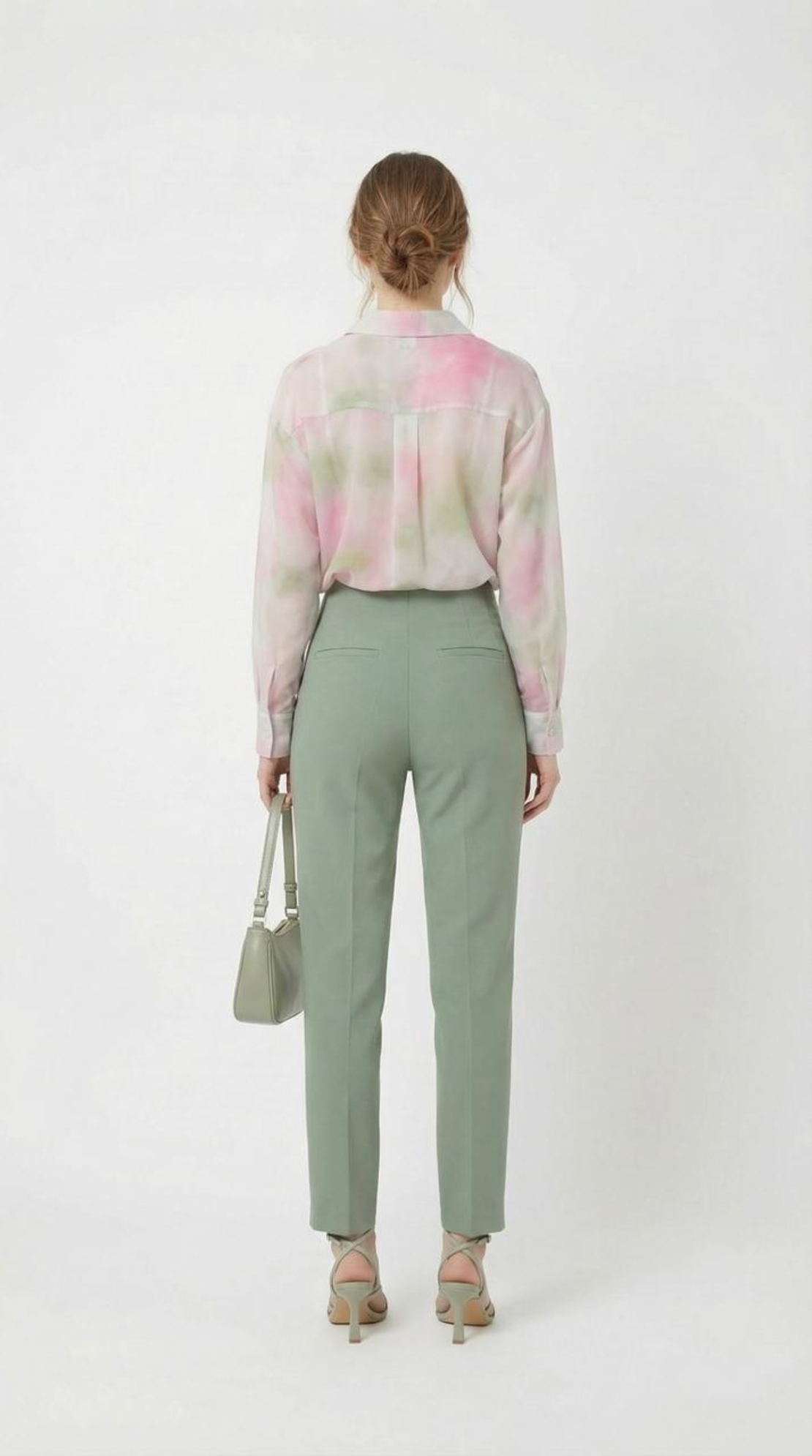 סט אלגנטי ומרענן – חולצת שיפון פרחונית ומכנסיים מחויטים בירוק מרווה