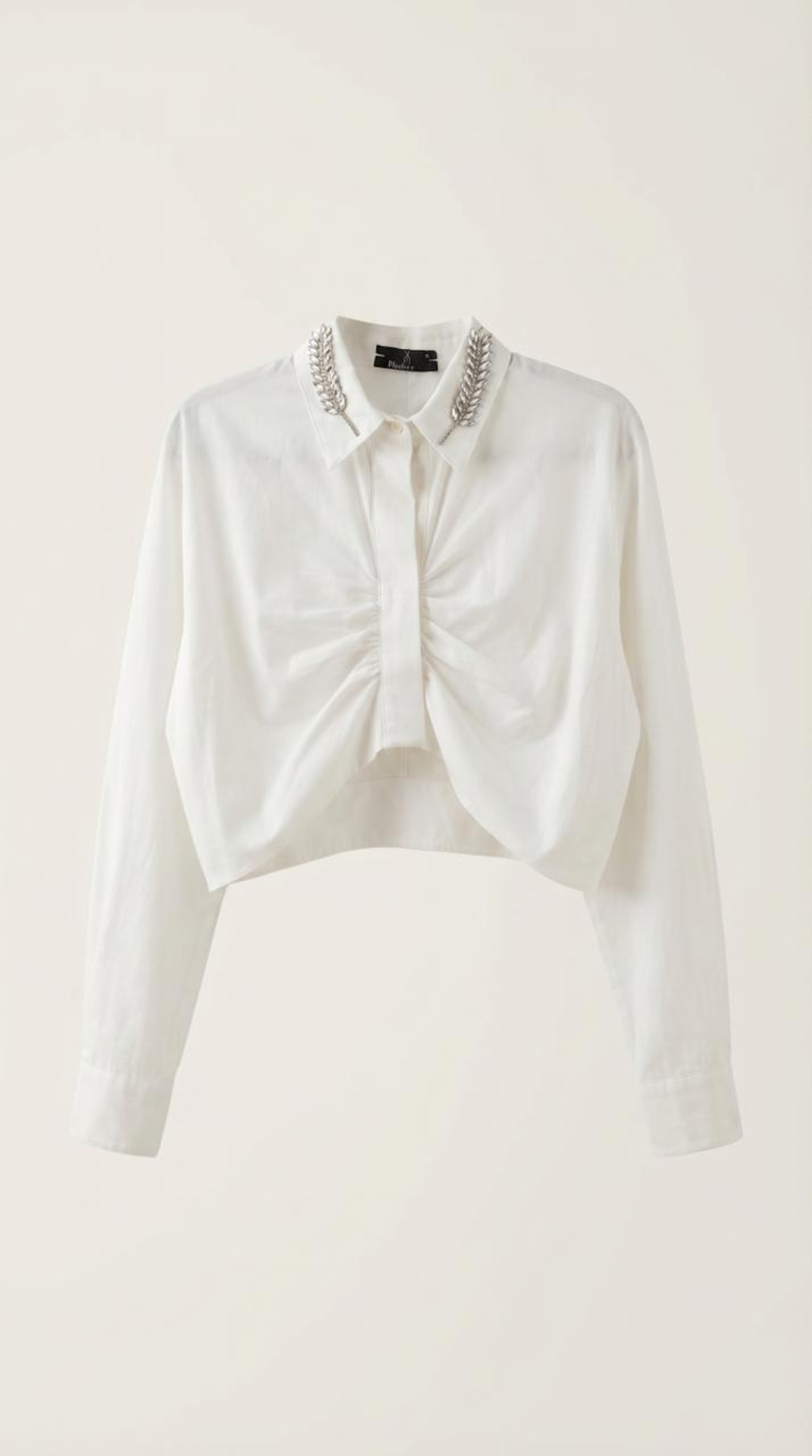חולצת כפתורים קרופ לבנה עם צווארון מעוטר קריסטלים ועיצוב קשירה קדמי