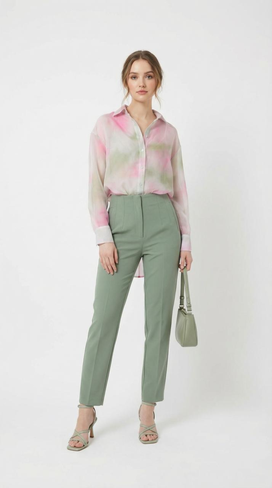 סט אלגנטי ומרענן – חולצת שיפון פרחונית ומכנסיים מחויטים בירוק מרווה