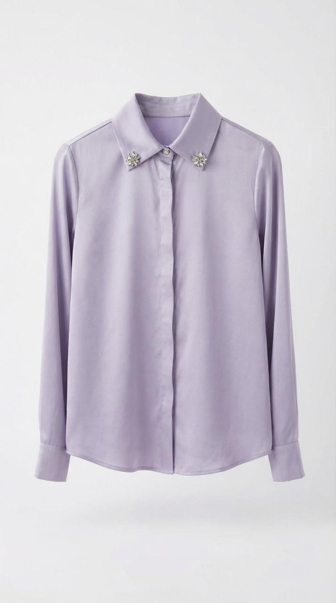 חולצת סאטן יוקרתית בגוון לבנדר עם עיטורי צווארון ומכנסיים מחויטים לבנים