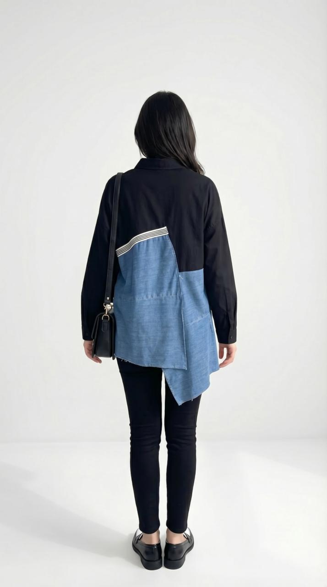 חולצת אוברסייז מעוצבת בשילוב בד שחור ודנים (ג'ינס) עם מכפלת א-סימטרית