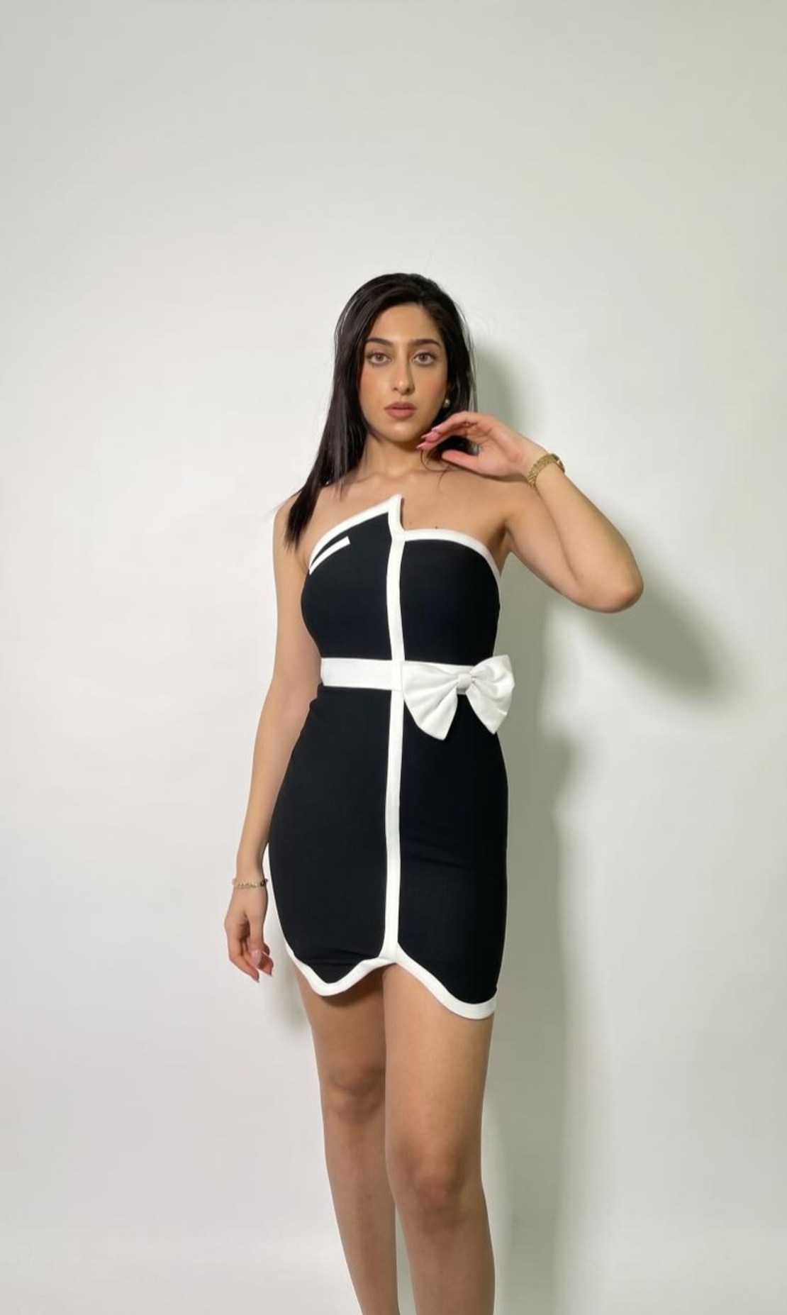 שמלת מיני סטרפלס בשחור ולבן (Black & White Strapless Mini Dress)