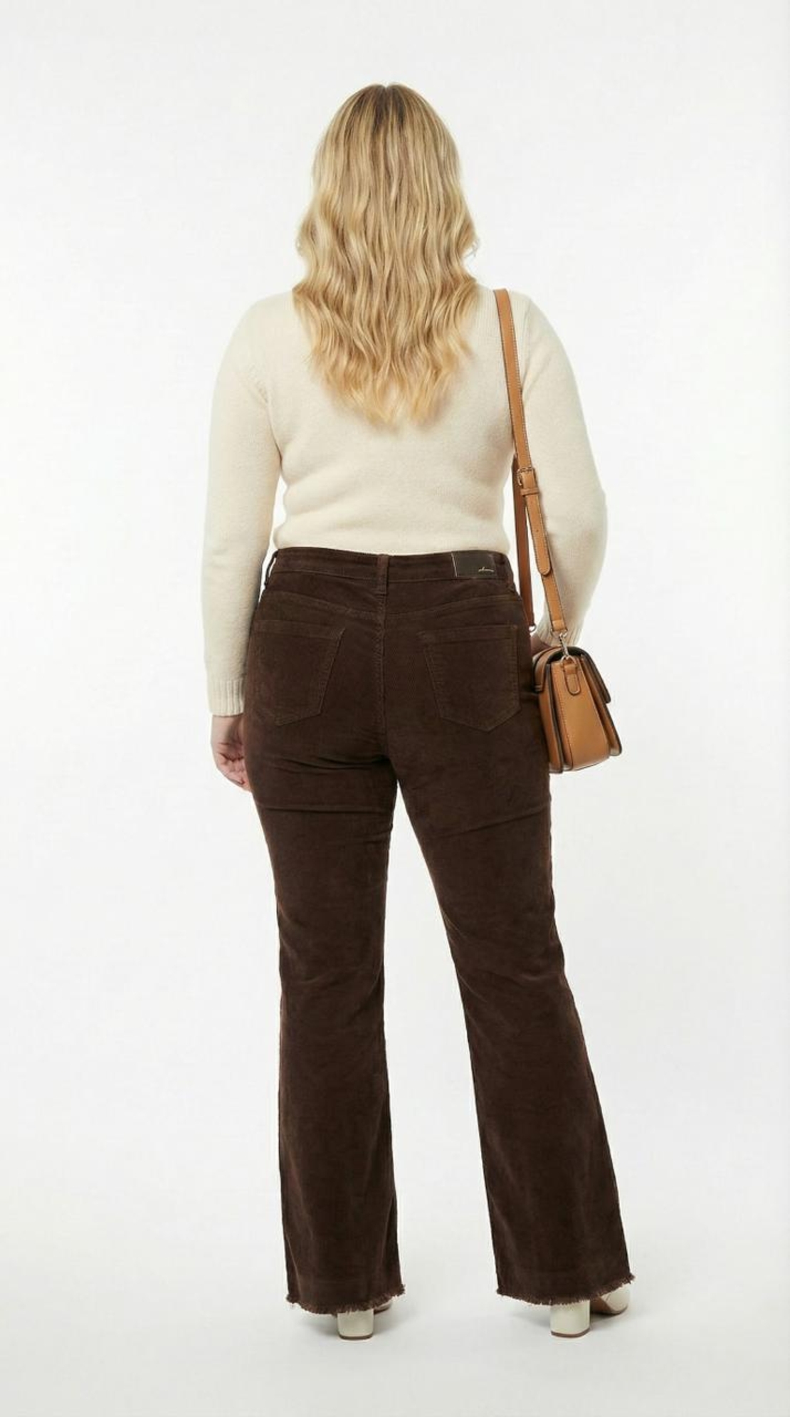 מכנסי קורדרוי מתרחבים בצבע חום שוקולד - גזרה גבוהה עם סיומת פרומה - סטייל רטרו מודרני