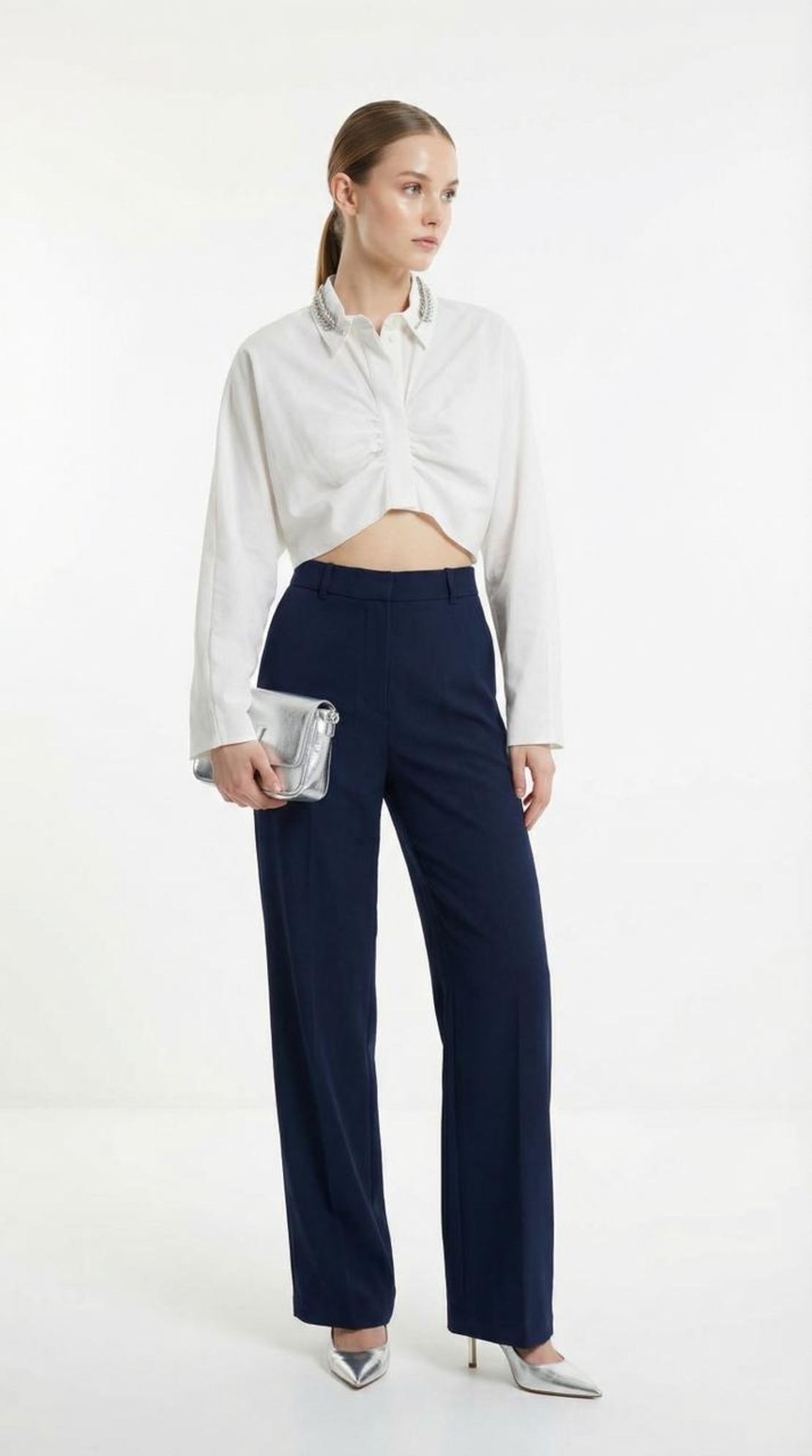 חולצת כפתורים קרופ לבנה עם צווארון מעוטר קריסטלים ועיצוב קשירה קדמי