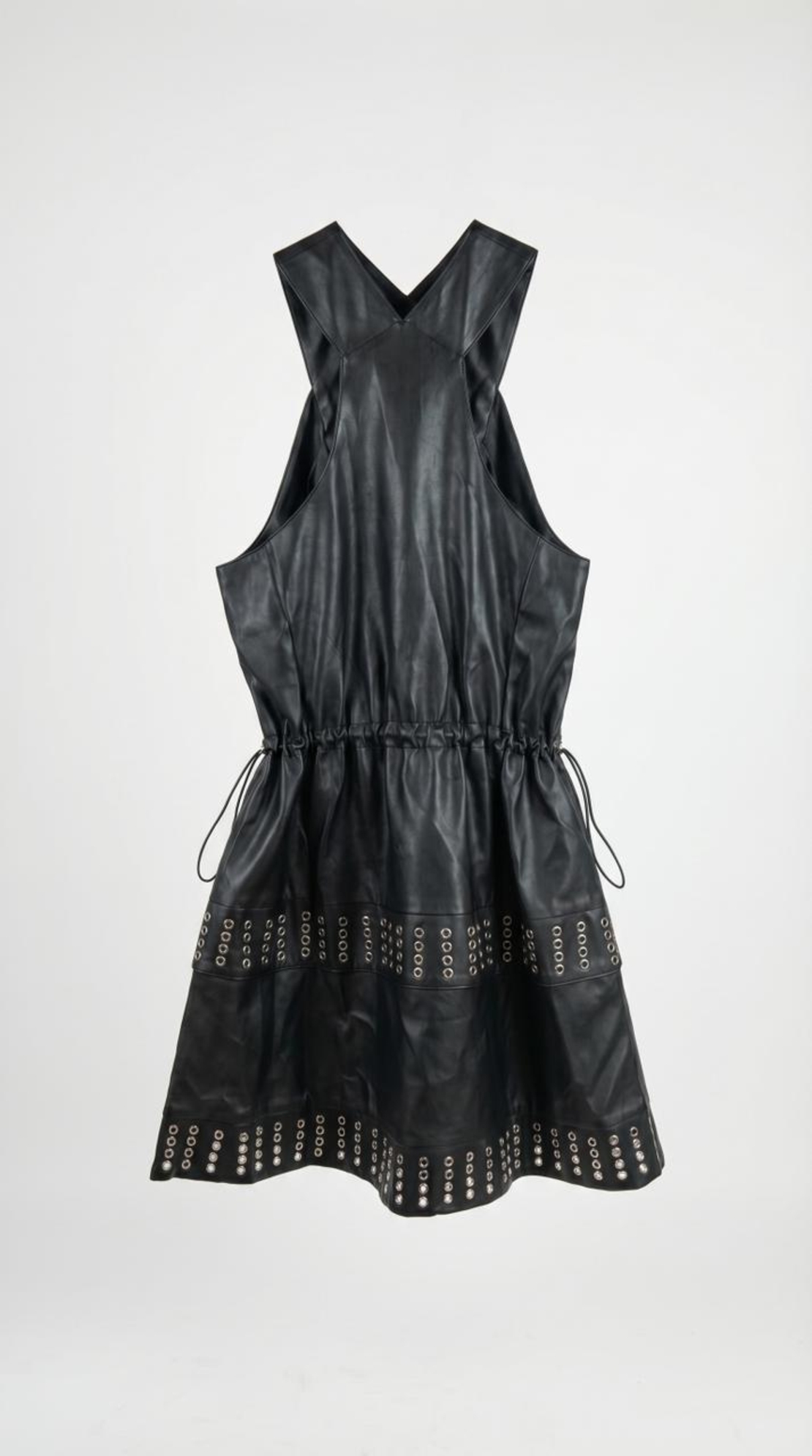שמלת דמוי עור שחורה עם עיטורי ניטים כסופים - גזרת מיני ללא שרוולים - מחשוף וי עם שרוך הידוק במותן