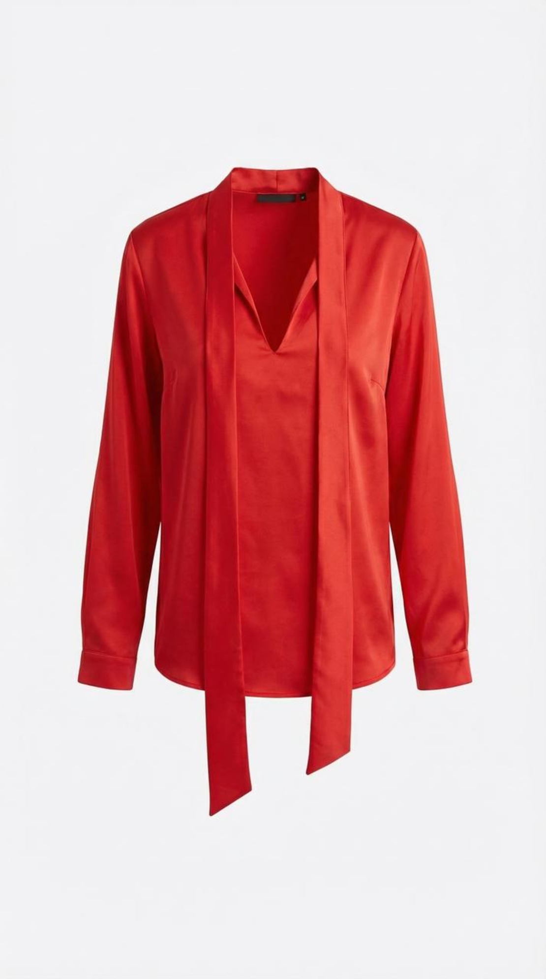 חולצת סאטן אדומה עם עניבת צוואר ומכנסיים שחורים מחויטים – מראה עוצמתי ואלגנטי