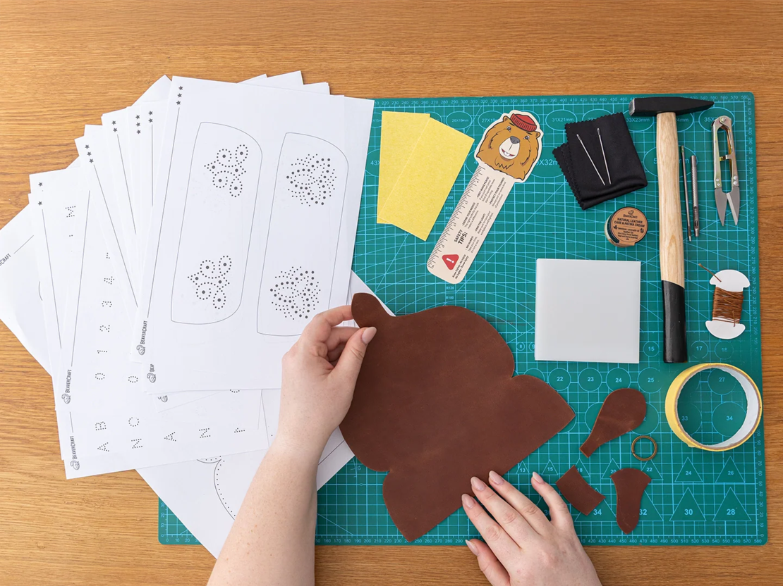 ערכת יצירה בעור, נרתיק למשקפי שמש-  BEAVERCRAFT DIY LEATHER CASE