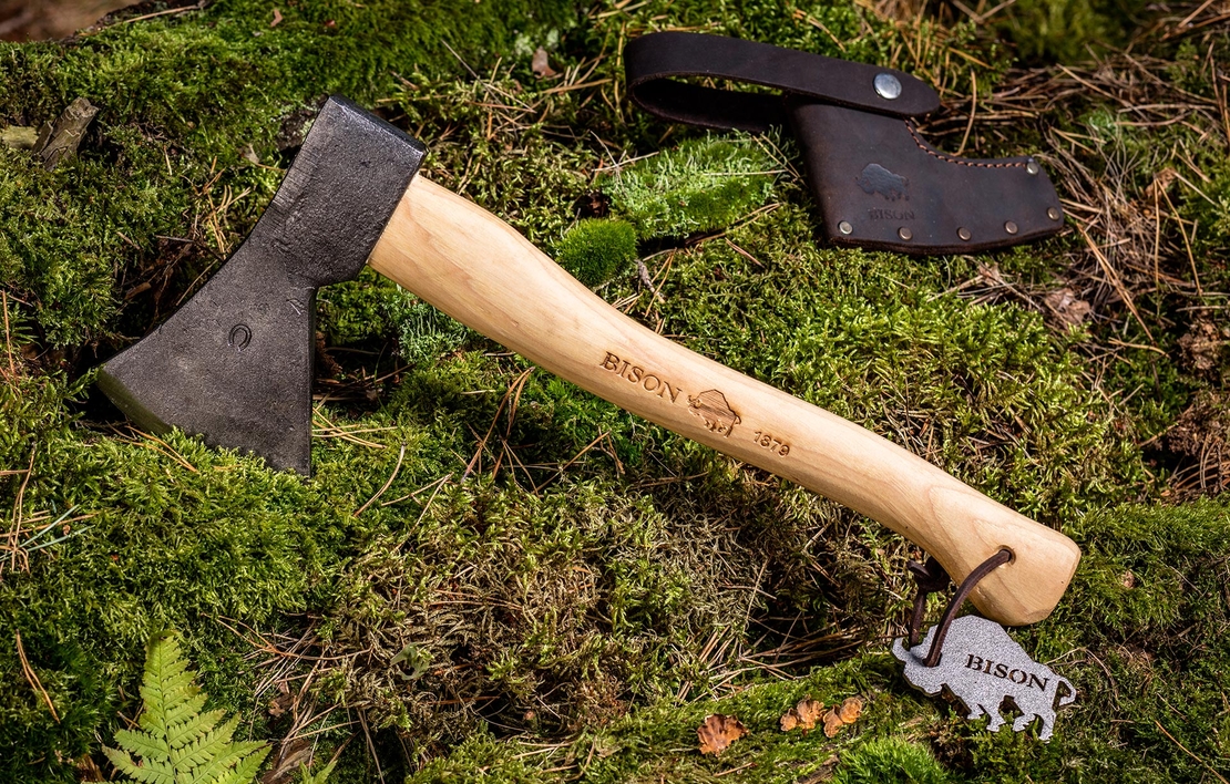 גרזן גילוף 600 גרם, מושחז, כולל נדן עור, BISON REINLAND CARVING HATCHET