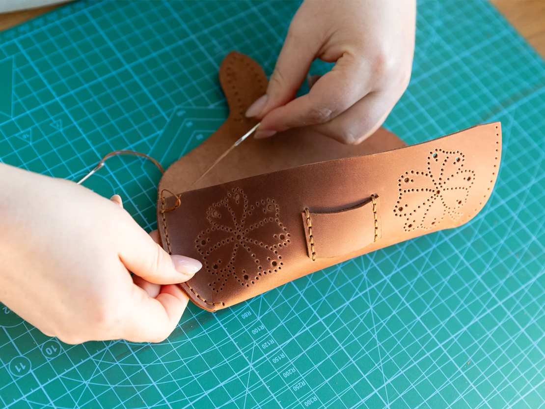 ערכת יצירה בעור, נרתיק למשקפי שמש-  BEAVERCRAFT DIY LEATHER CASE