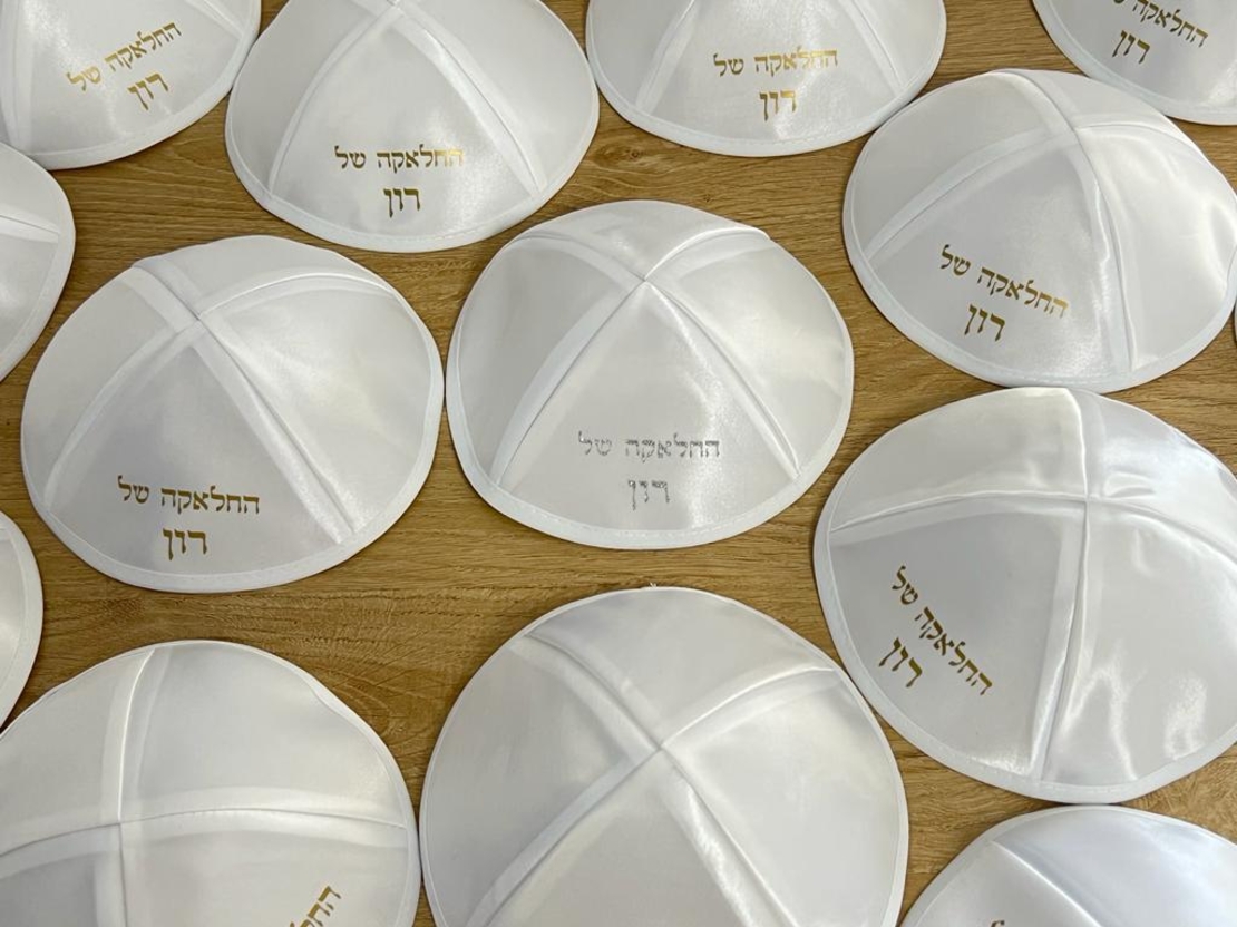 כיפות סאטן ממותגות