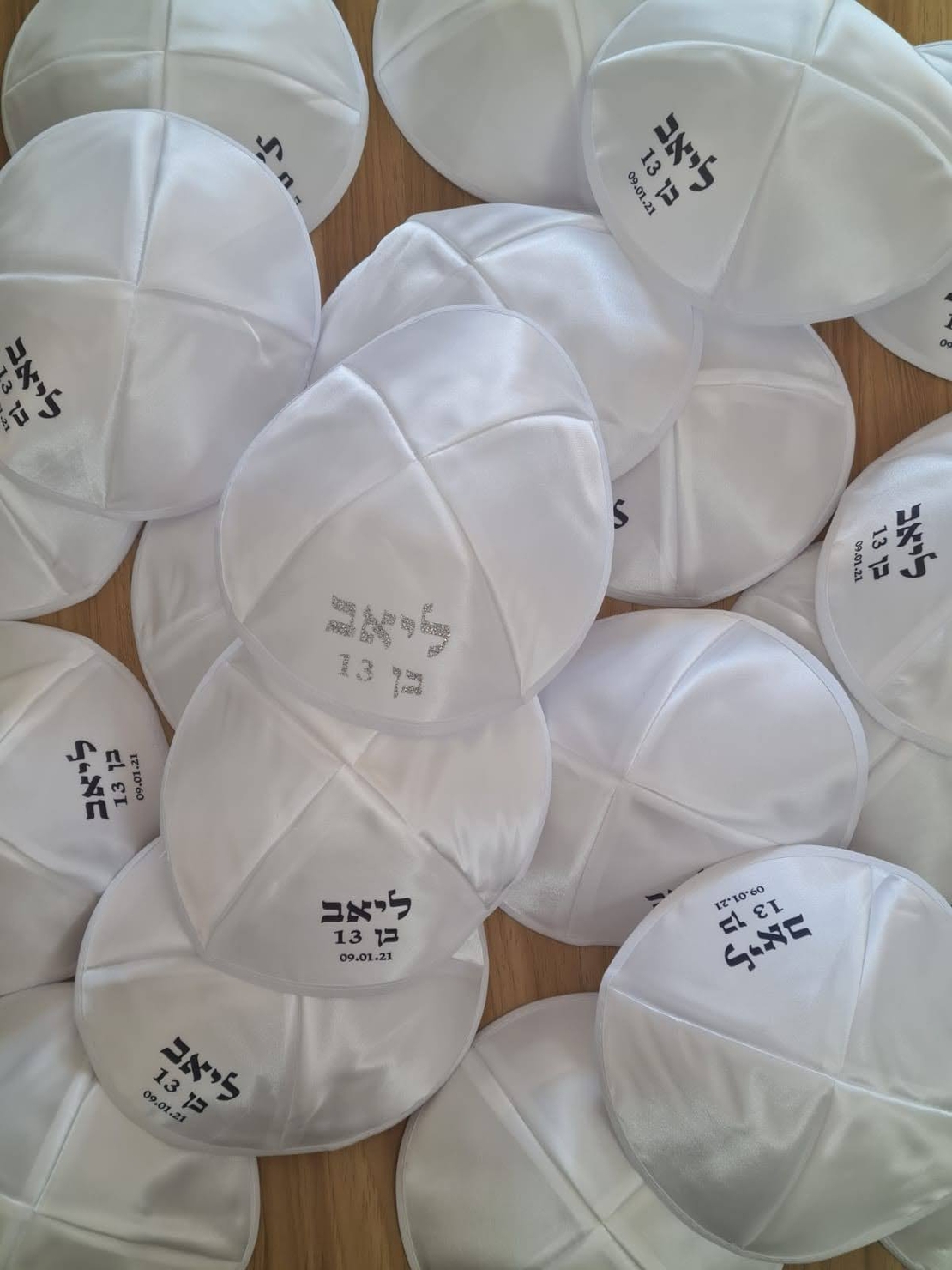 כיפות סאטן ממותגות
