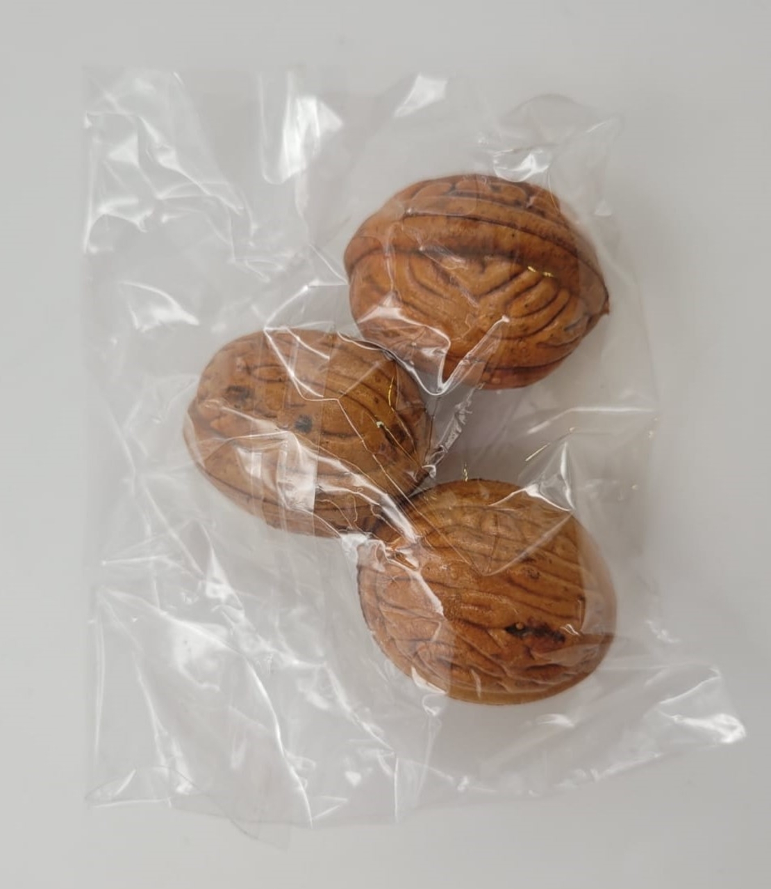 שקית צלופן עם 3 אגוזים