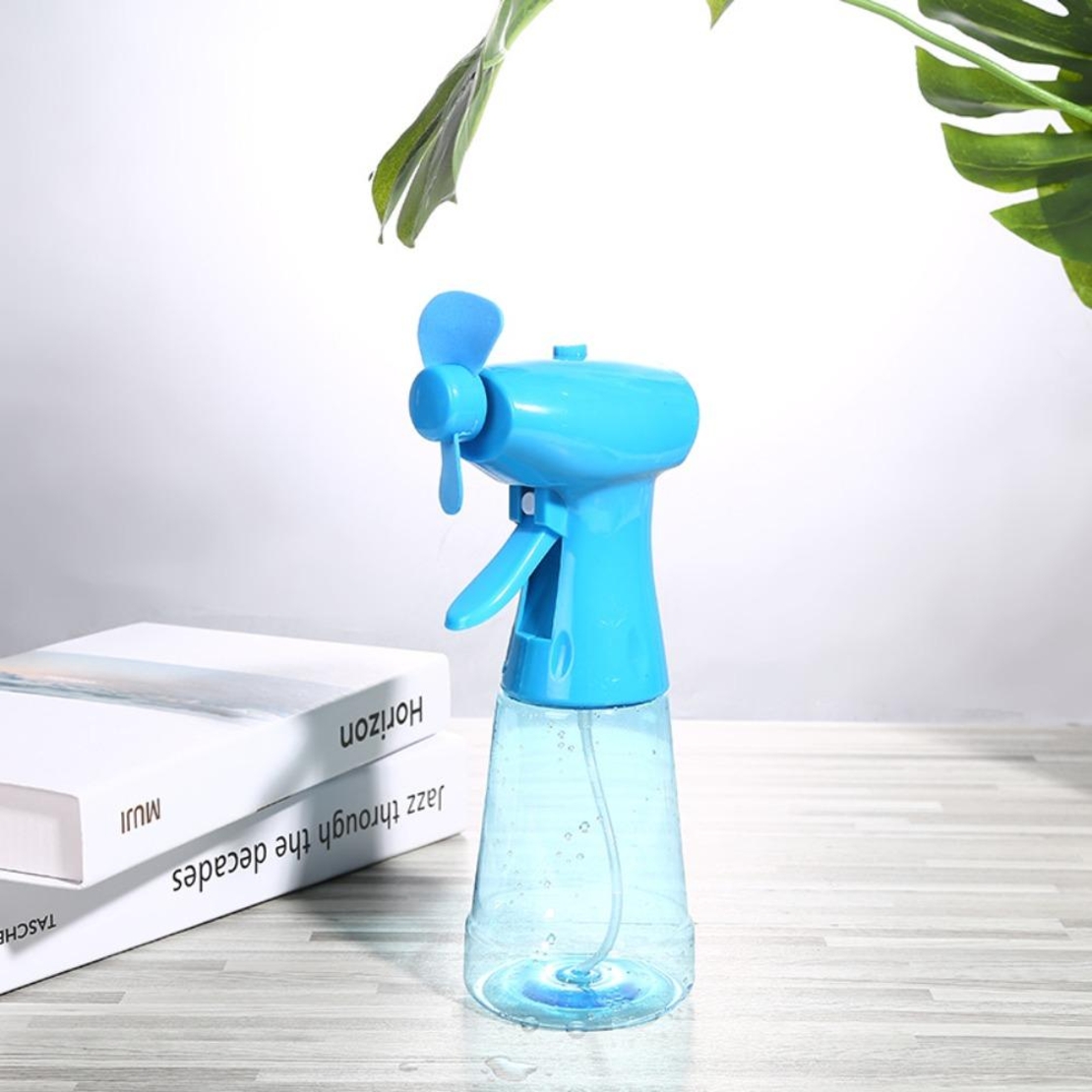 مروحة يدوية مزودة برذاذ الماء