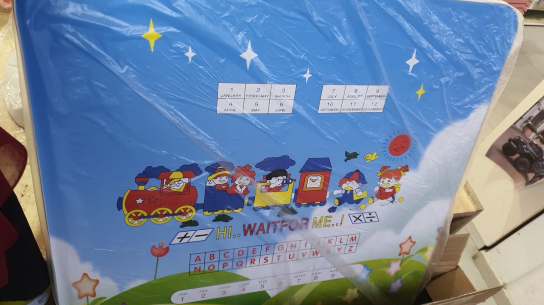 שולחן ושתי כיסאות מתקפלים -רכבת