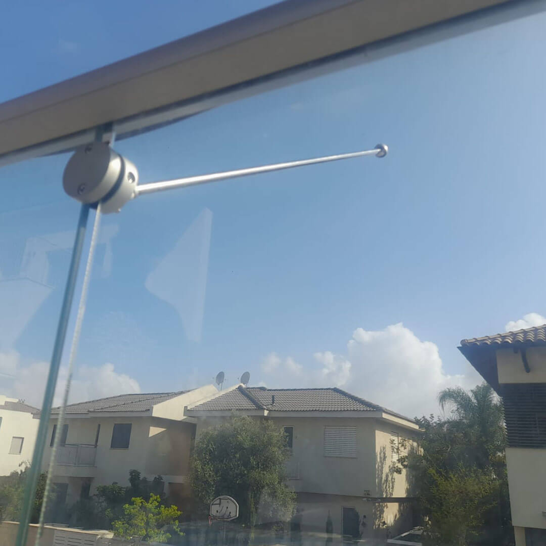 מעמד דגל למעקה זכוכית