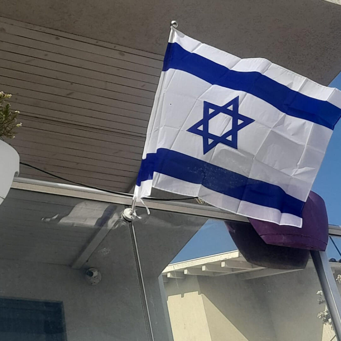מעמד דגל למעקה זכוכית