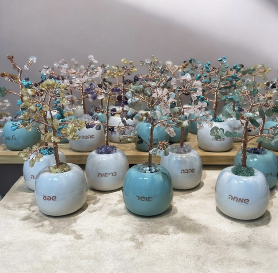 עץ התפוח בשילוב אבני הקריסטל