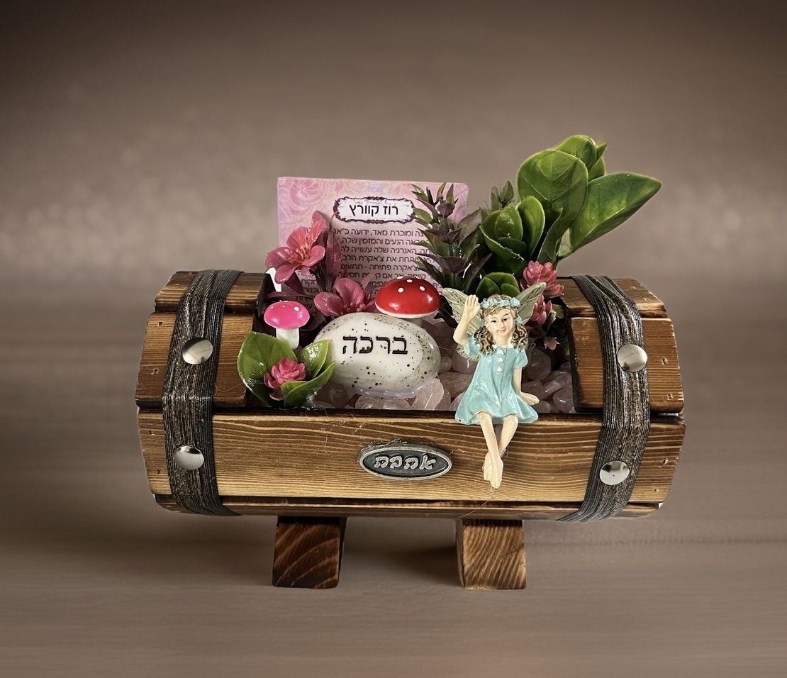 עציץ קריסטל חבית עץ קטנה עם אבני קריסטל לפי בחירה