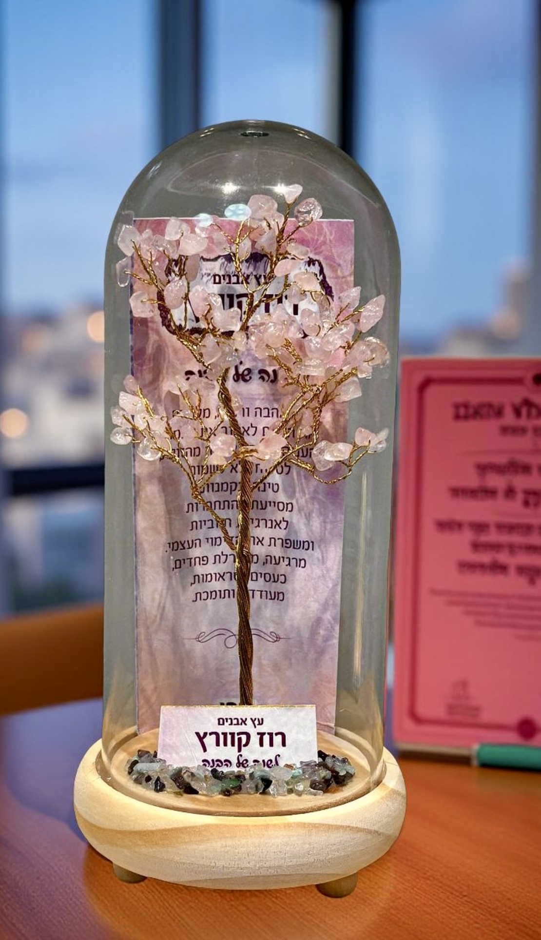עץ אבנים במגוון צבעים על בסיס עץ מעוצב