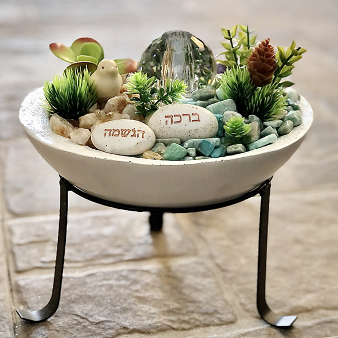 מזרקה בכלי פולי עם קריסטל אמזונייט וסיטרין עם מעמד