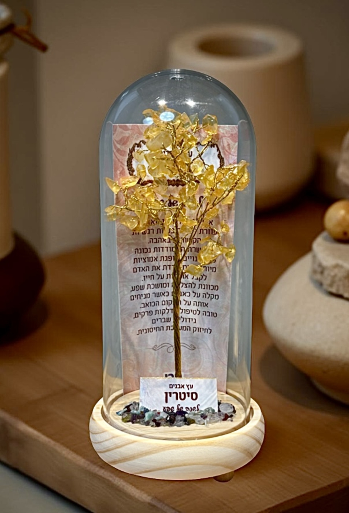 עץ אבנים במגוון צבעים על בסיס עץ מעוצב