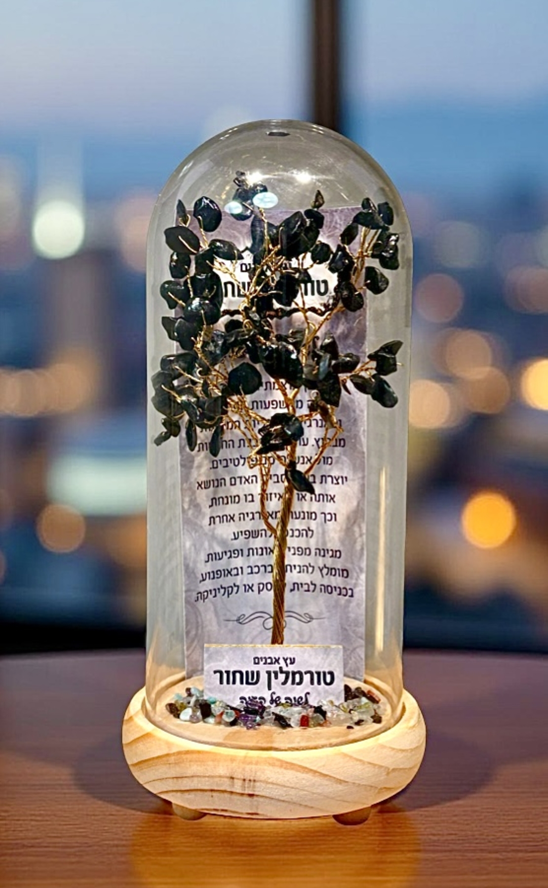 עץ אבנים במגוון צבעים על בסיס עץ מעוצב