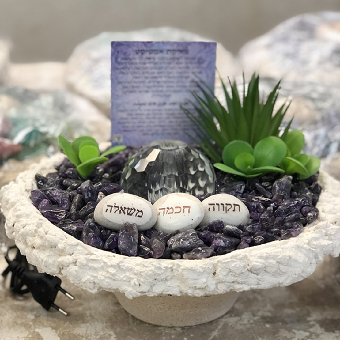 מזרקת אמטיסט בכלי קונוס עם מעמד