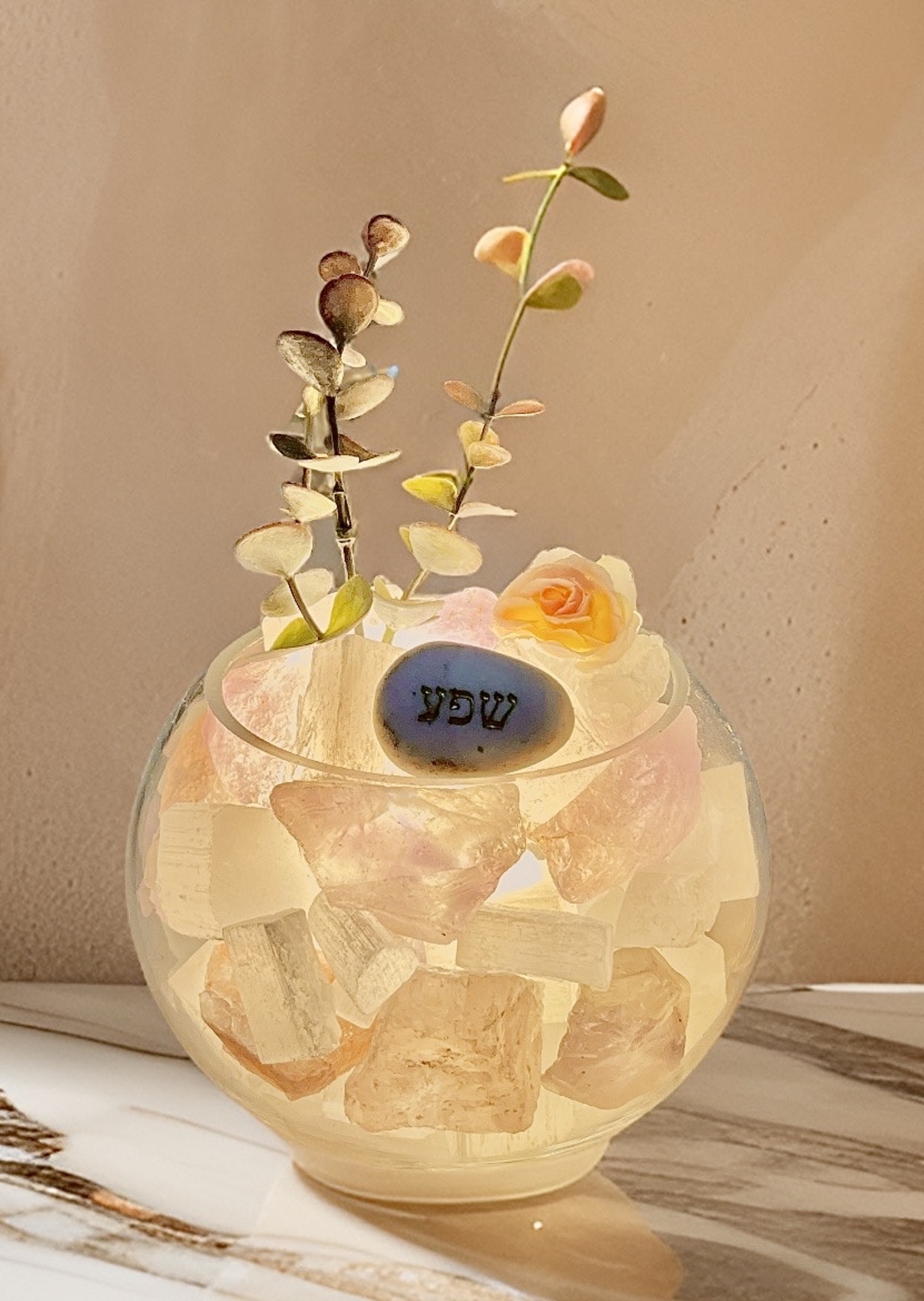 מנורת סלנייט בשילוב אבני אמטיסט ורוז קוורץ