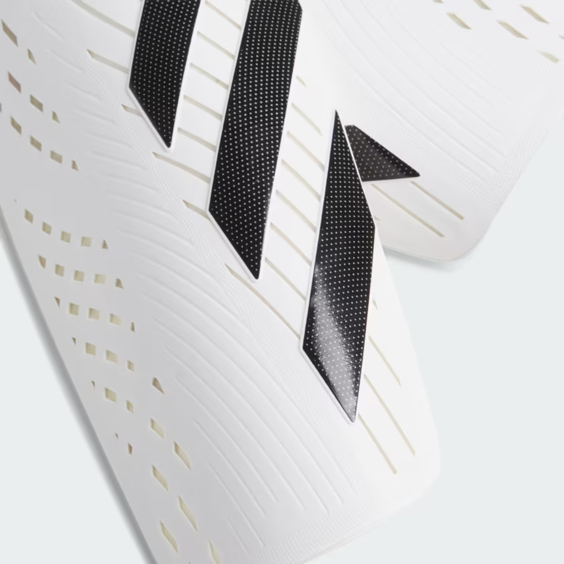 מגן עצם ADIDAS TIRO CLUB לבן שחור