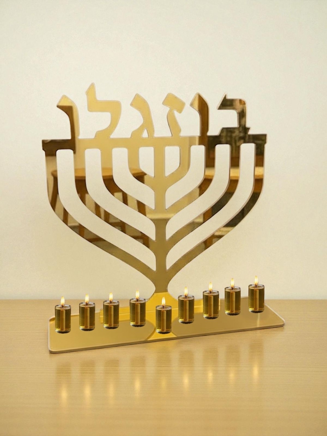 חנוכיה עם שם מאקריל