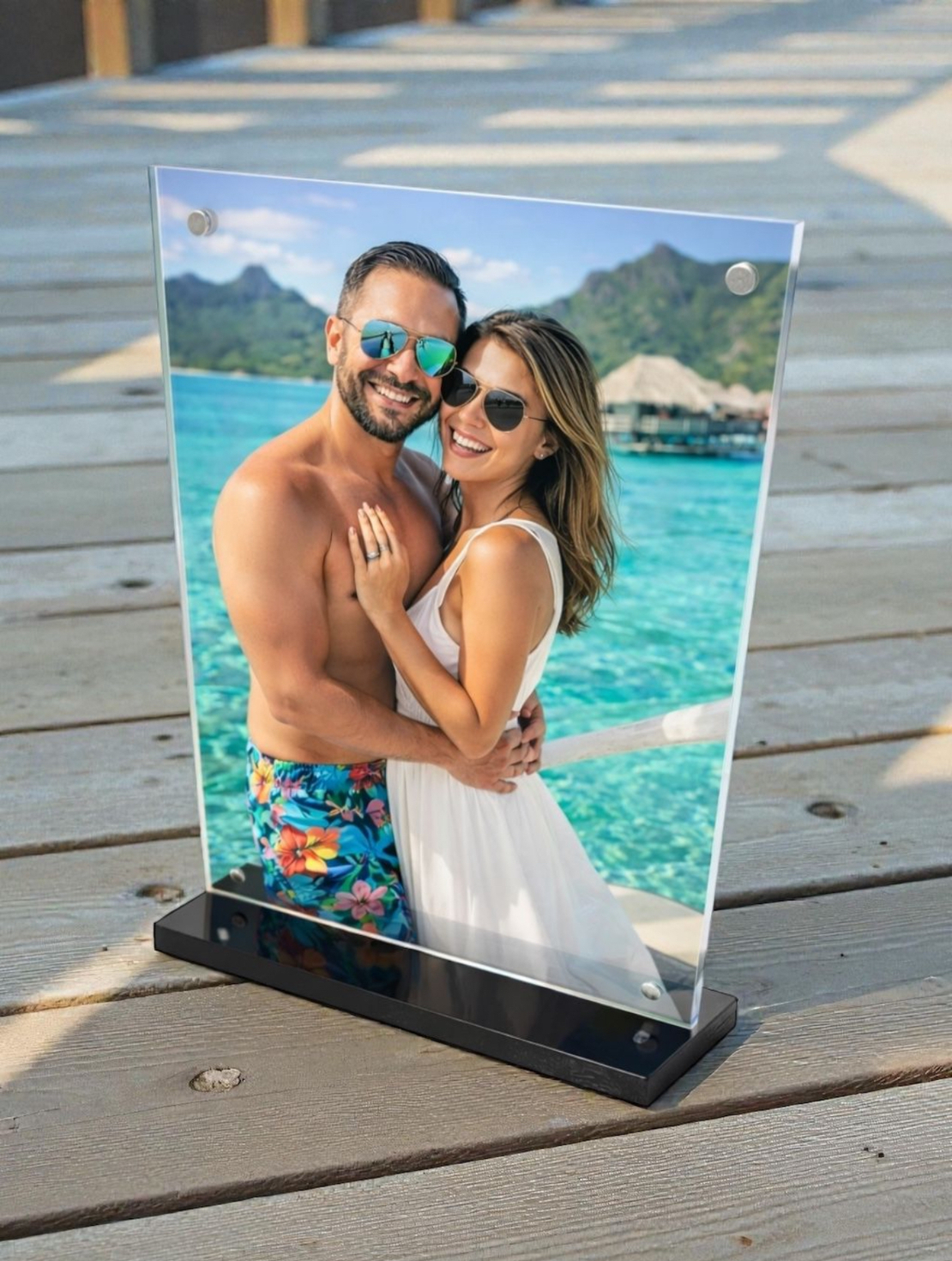 מעמד אקריל עם בסיס שחור בגודל 15X20 ס