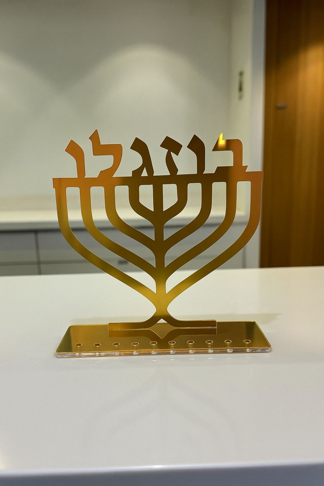 חנוכיה עם שם מאקריל