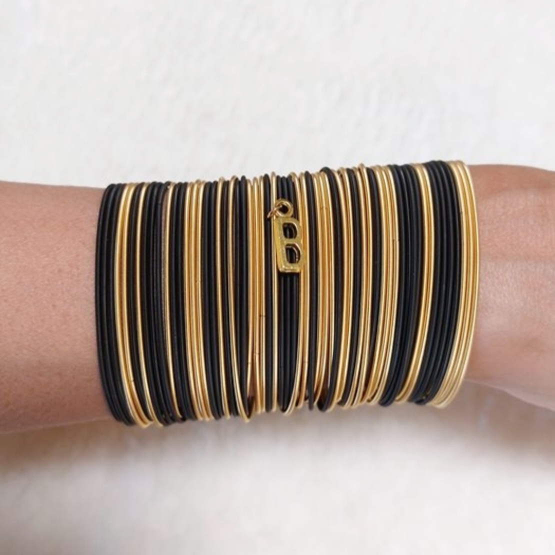 סט מעורב 40 צמידים - זהב שחור